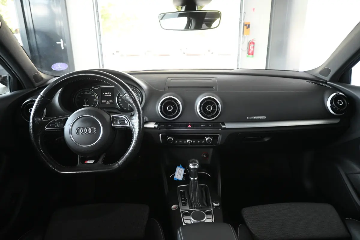 1.4 e-tron PHEV S-line Clima Cruise control Lane assist Xenon LED Licht metaal PDC Inruil mogelijk