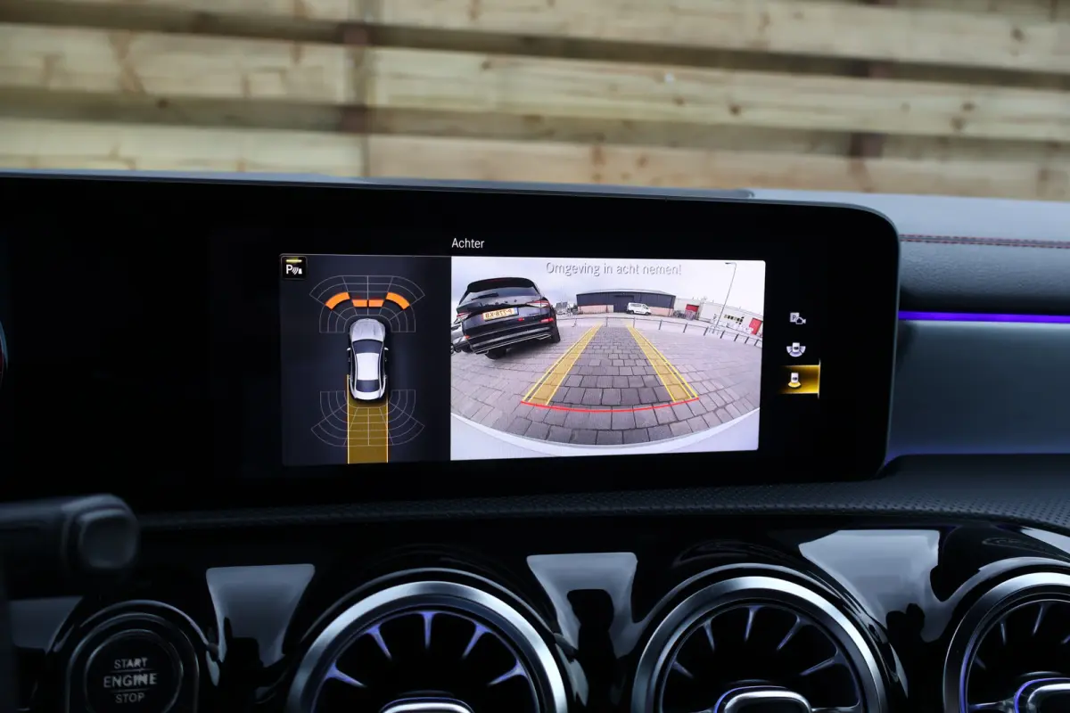 180 AMG Line | Sfeerverlichting | 19 Inch | Trekhaak | Camera | Apple Carplay / Android Auto