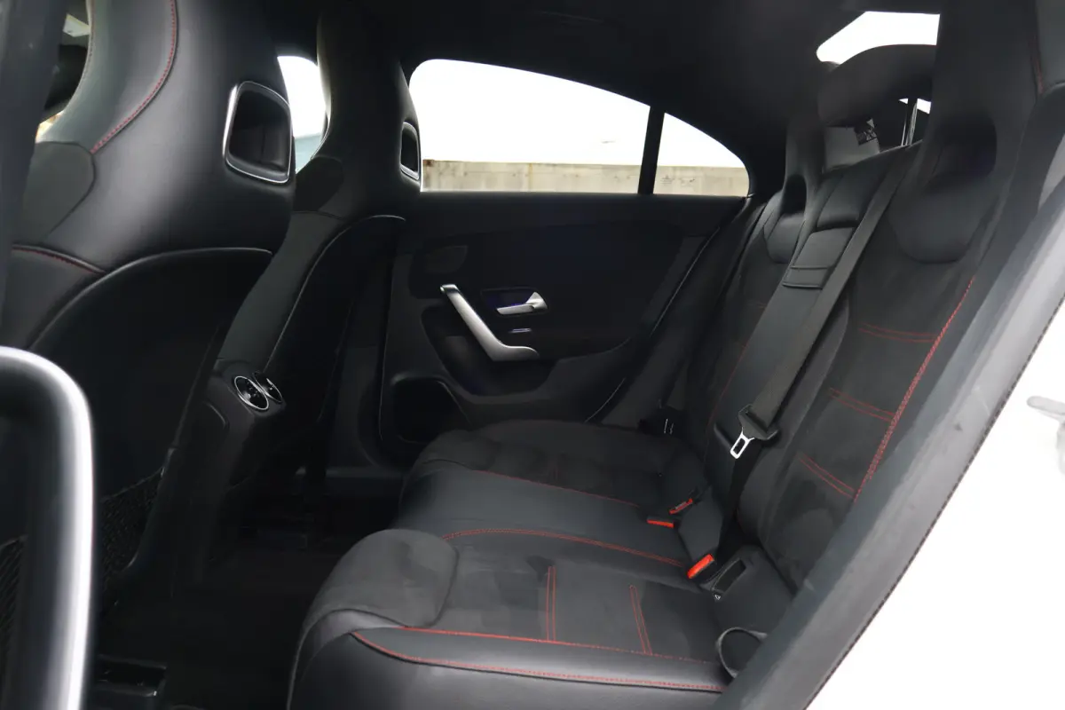180 AMG Line | Sfeerverlichting | 19 Inch | Trekhaak | Camera | Apple Carplay / Android Auto