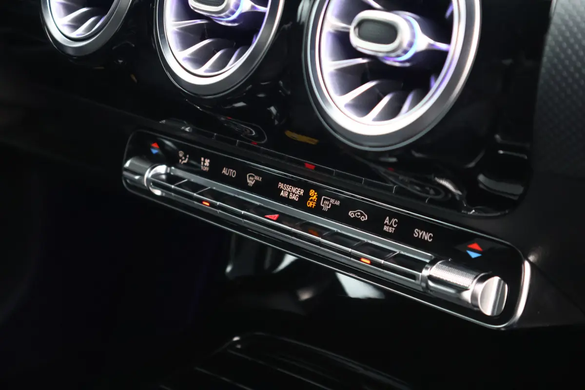180 AMG Line | Sfeerverlichting | 19 Inch | Trekhaak | Camera | Apple Carplay / Android Auto