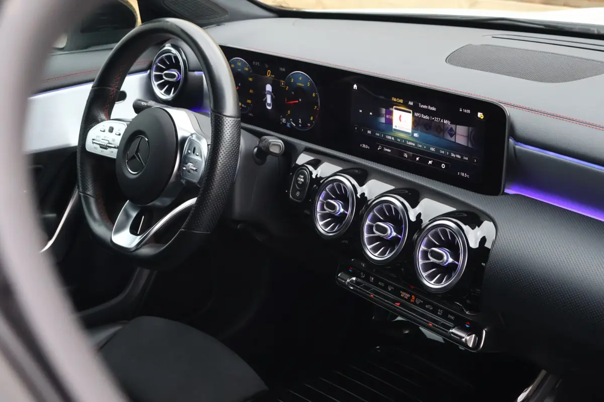 180 AMG Line | Sfeerverlichting | 19 Inch | Trekhaak | Camera | Apple Carplay / Android Auto