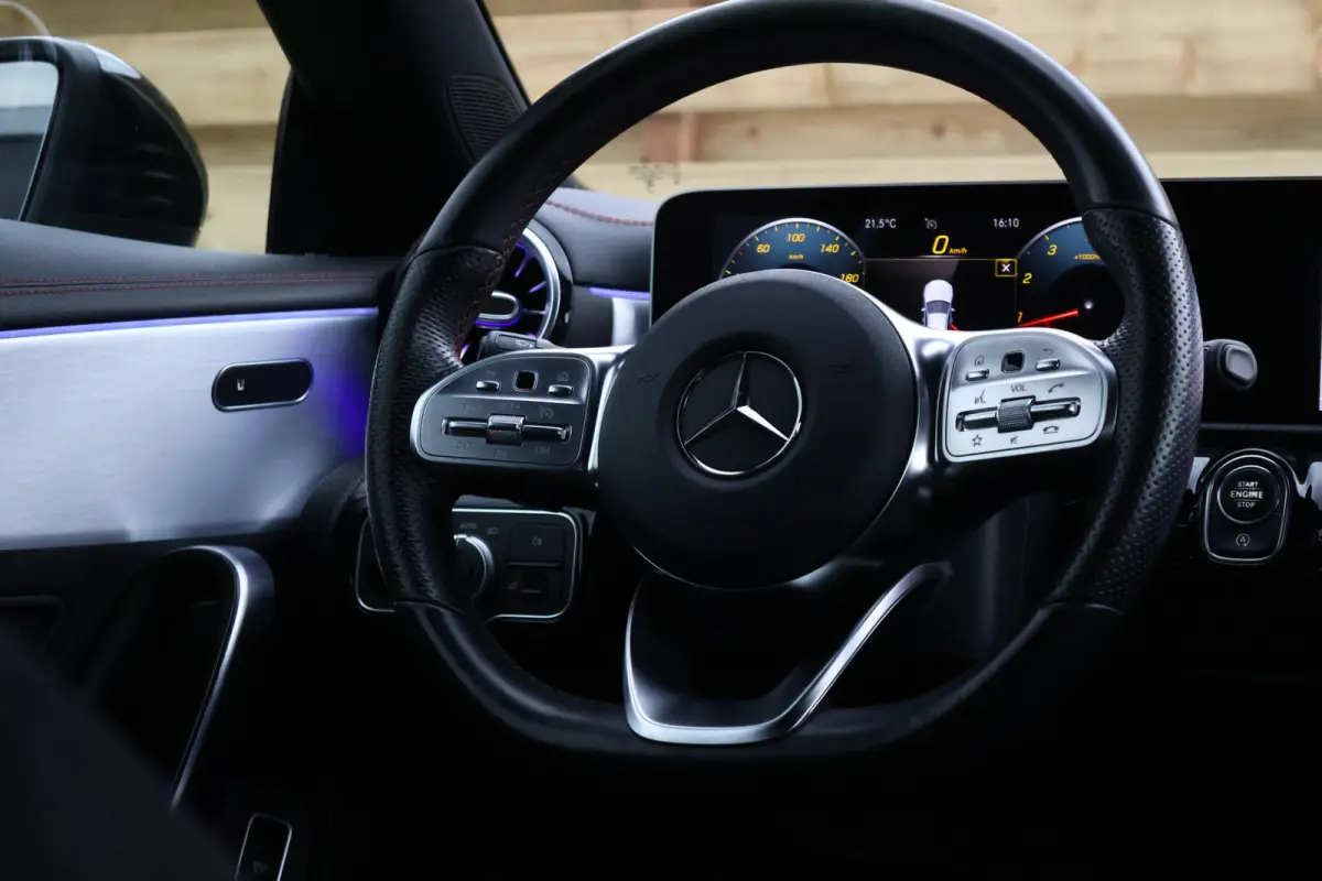 180 AMG Line | Sfeerverlichting | 19 Inch | Trekhaak | Camera | Apple Carplay / Android Auto