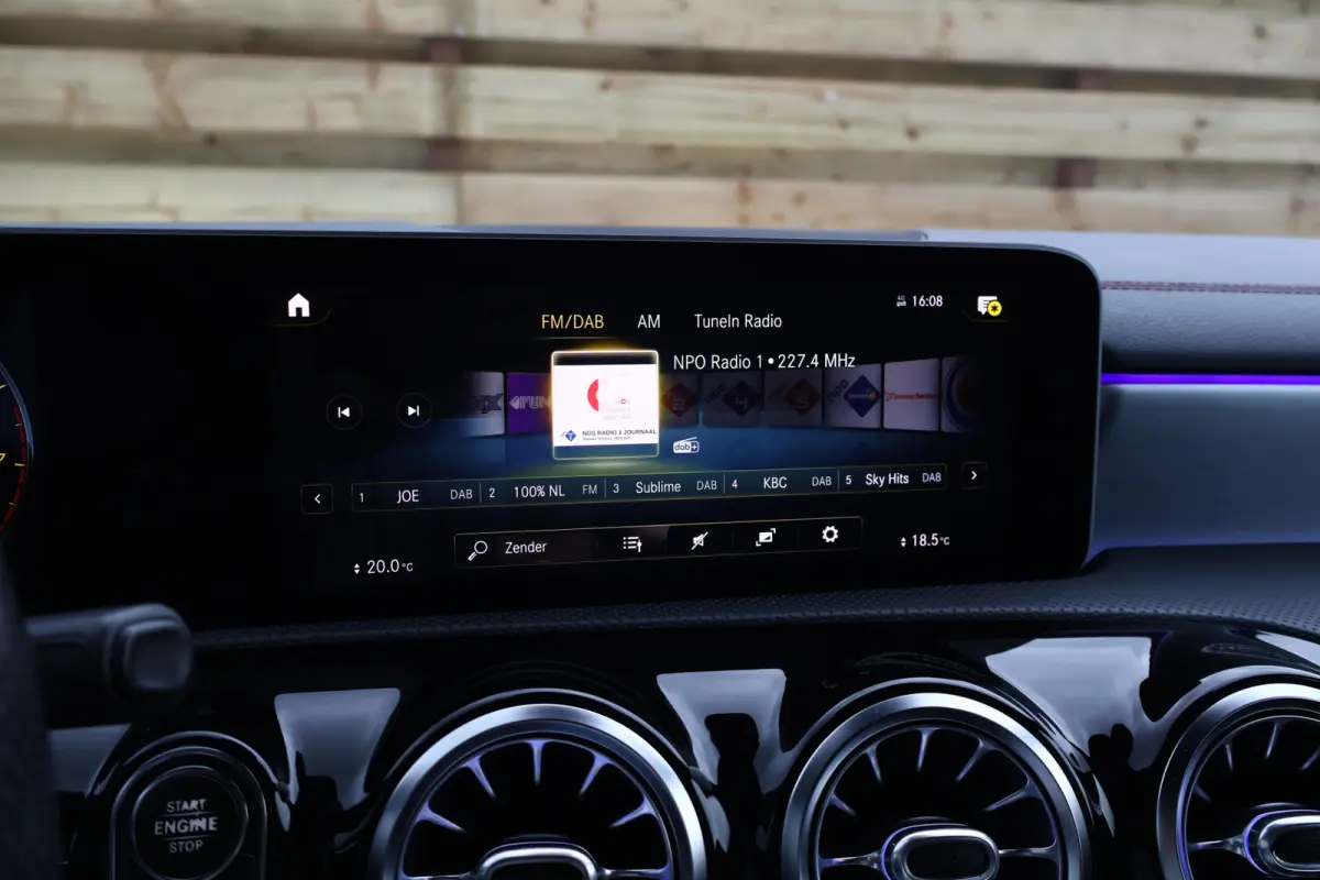 180 AMG Line | Sfeerverlichting | 19 Inch | Trekhaak | Camera | Apple Carplay / Android Auto