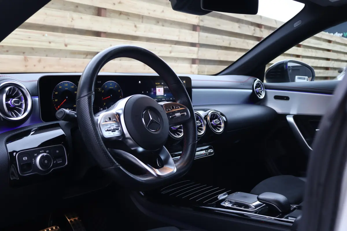 180 AMG Line | Sfeerverlichting | 19 Inch | Trekhaak | Camera | Apple Carplay / Android Auto