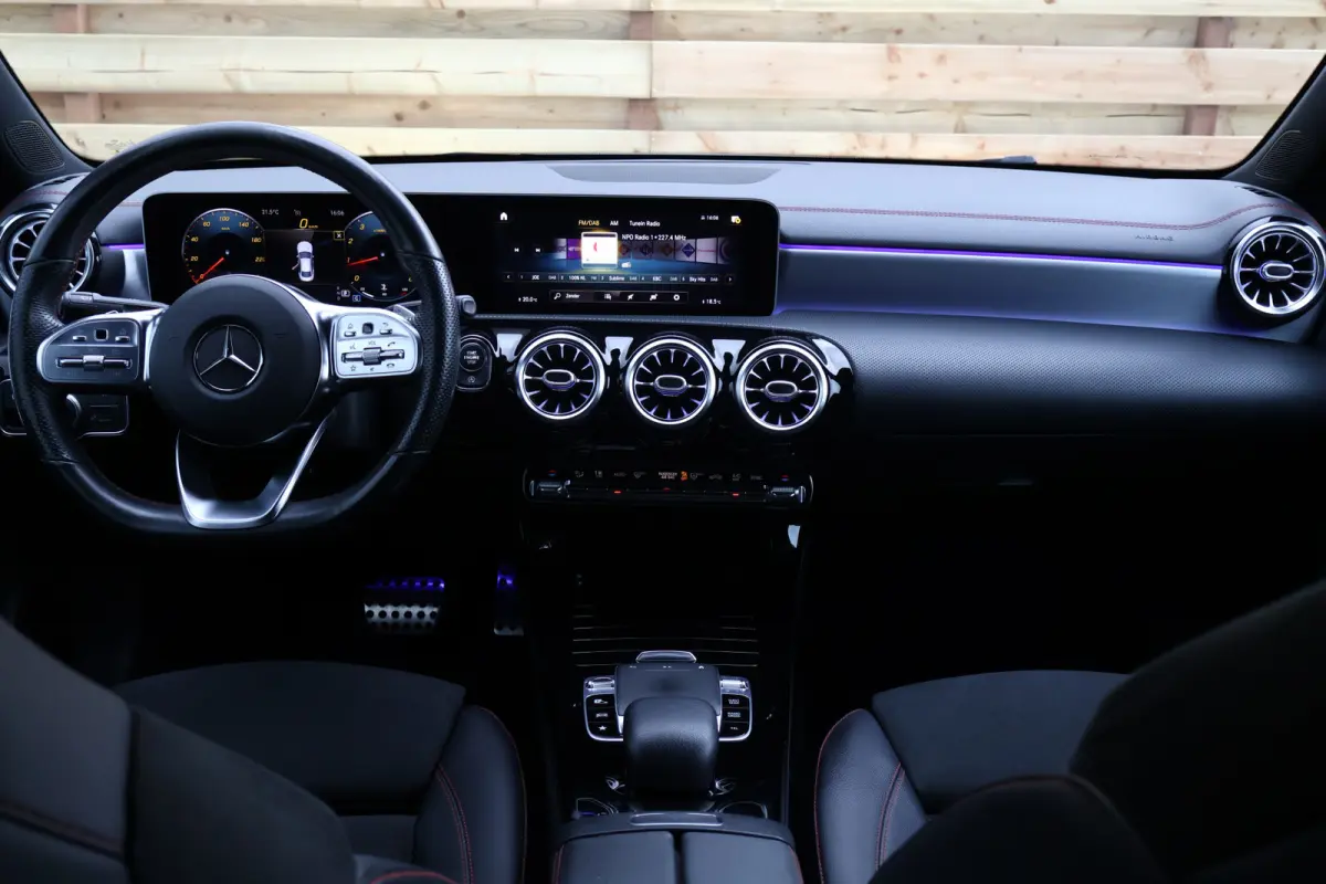 180 AMG Line | Sfeerverlichting | 19 Inch | Trekhaak | Camera | Apple Carplay / Android Auto