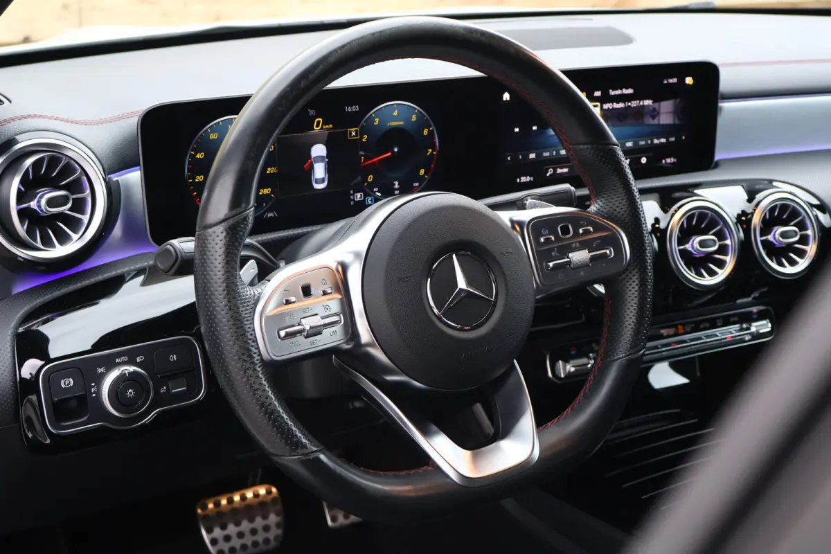 180 AMG Line | Sfeerverlichting | 19 Inch | Trekhaak | Camera | Apple Carplay / Android Auto