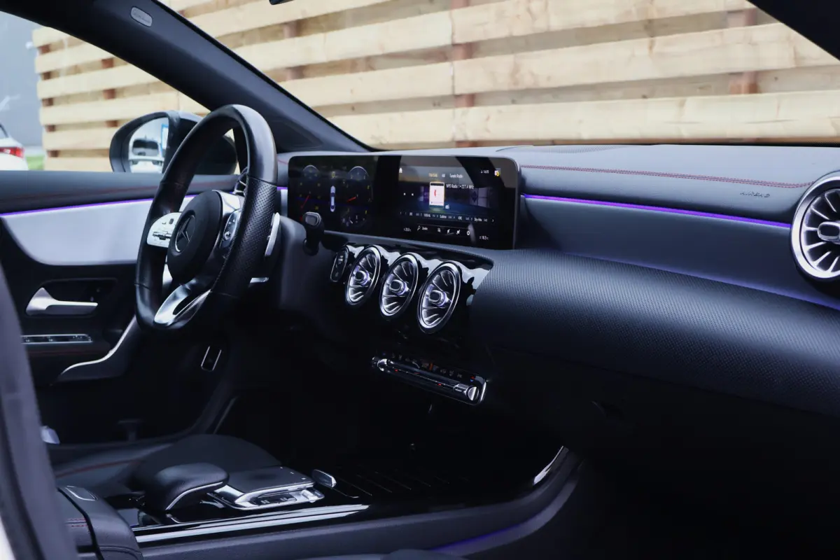 180 AMG Line | Sfeerverlichting | 19 Inch | Trekhaak | Camera | Apple Carplay / Android Auto