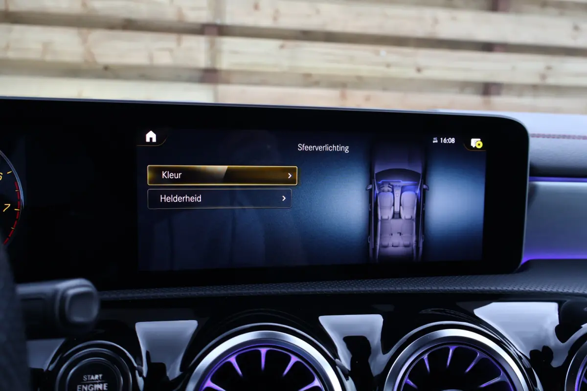 180 AMG Line | Sfeerverlichting | 19 Inch | Trekhaak | Camera | Apple Carplay / Android Auto