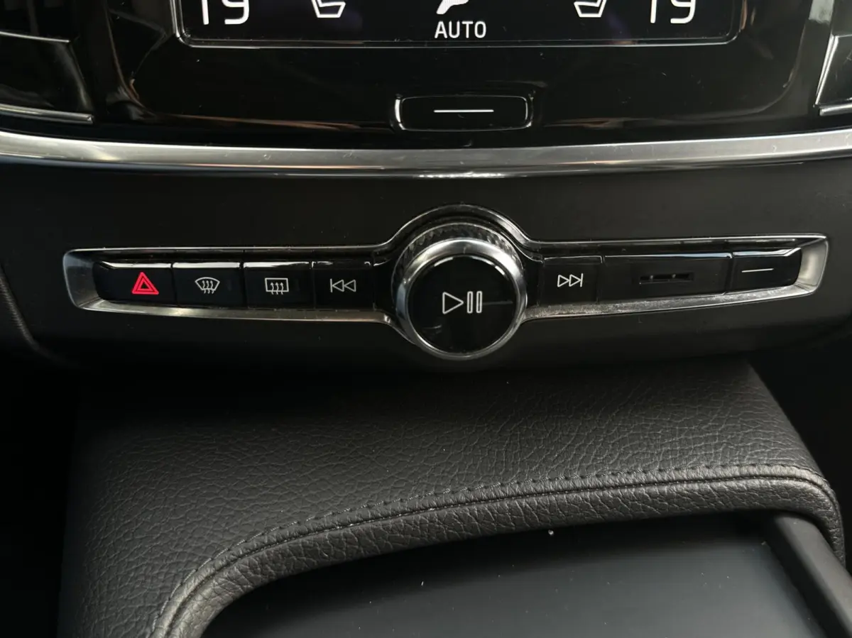 2.0 T5 MOMENTUM NL AUTO, NAP,NAVI, LEDER, ECC-AIRCO, CRUISE-CONTROL, ELEKTRISCHE SPORTSTOELEN, ELEKTRISCHE ACHTERKLEP, 18INCH