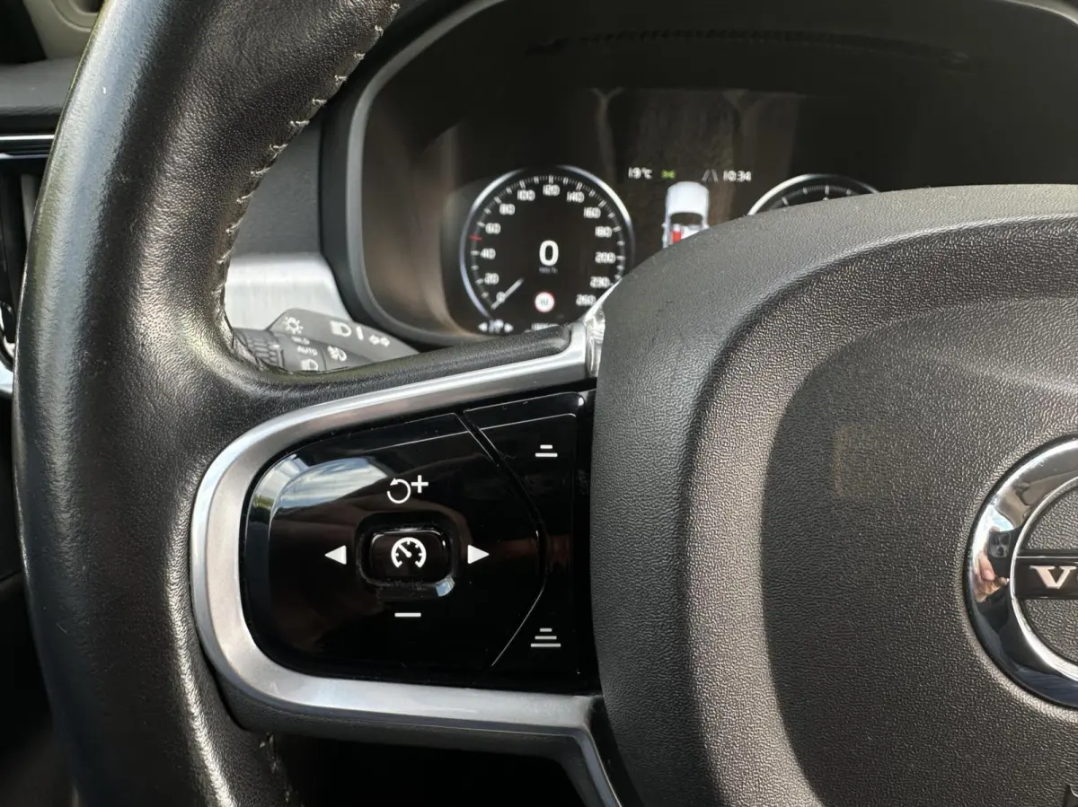 2.0 T5 MOMENTUM NL AUTO, NAP,NAVI, LEDER, ECC-AIRCO, CRUISE-CONTROL, ELEKTRISCHE SPORTSTOELEN, ELEKTRISCHE ACHTERKLEP, 18INCH
