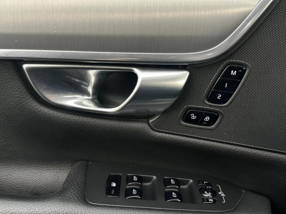 2.0 T5 MOMENTUM NL AUTO, NAP,NAVI, LEDER, ECC-AIRCO, CRUISE-CONTROL, ELEKTRISCHE SPORTSTOELEN, ELEKTRISCHE ACHTERKLEP, 18INCH