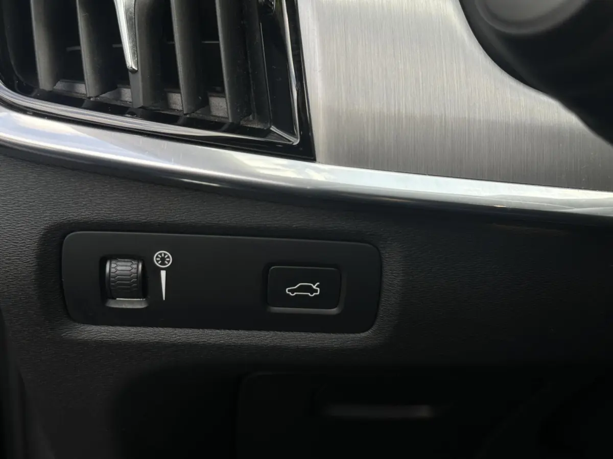 2.0 T5 MOMENTUM NL AUTO, NAP,NAVI, LEDER, ECC-AIRCO, CRUISE-CONTROL, ELEKTRISCHE SPORTSTOELEN, ELEKTRISCHE ACHTERKLEP, 18INCH