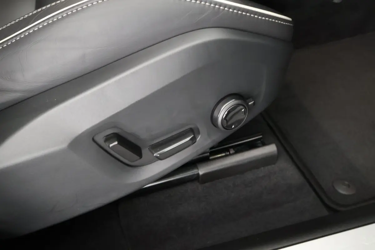 2.0 T6 Plug-in hybrid AWD Plus Dark Trekhaak Camera Memory Keyless Panoramadak Navigatie