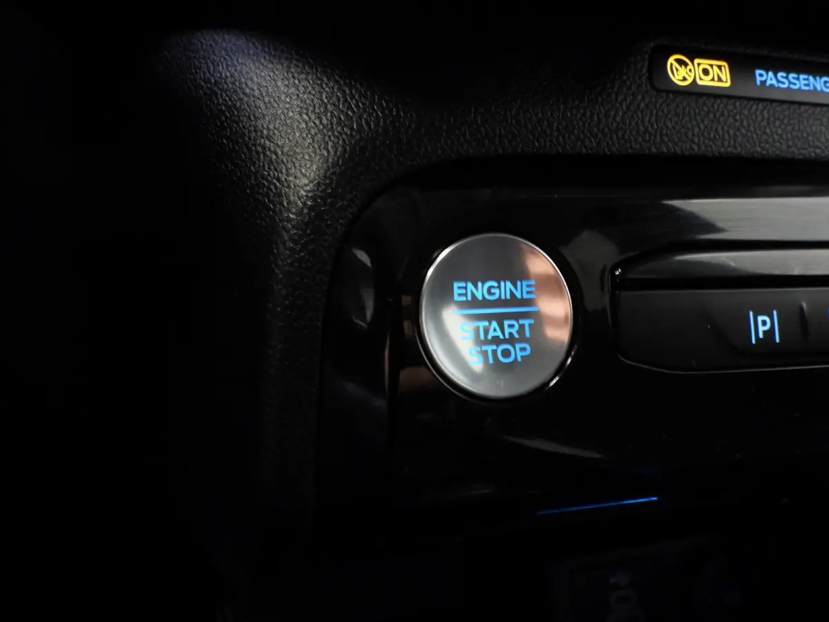 2.5 PHEV Plug-In Active NAVI/CAMERA/LED/HEAD-UP/18"LMV!