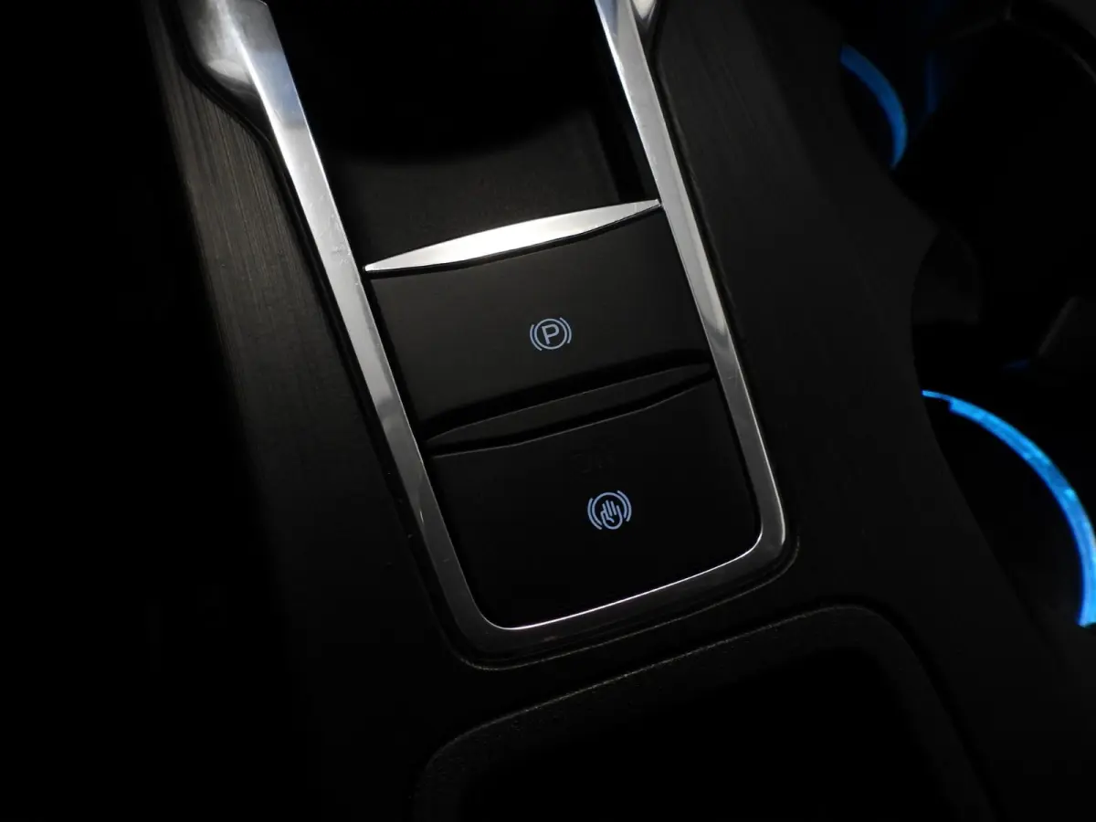 2.5 PHEV Plug-In Active NAVI/CAMERA/LED/HEAD-UP/18"LMV!