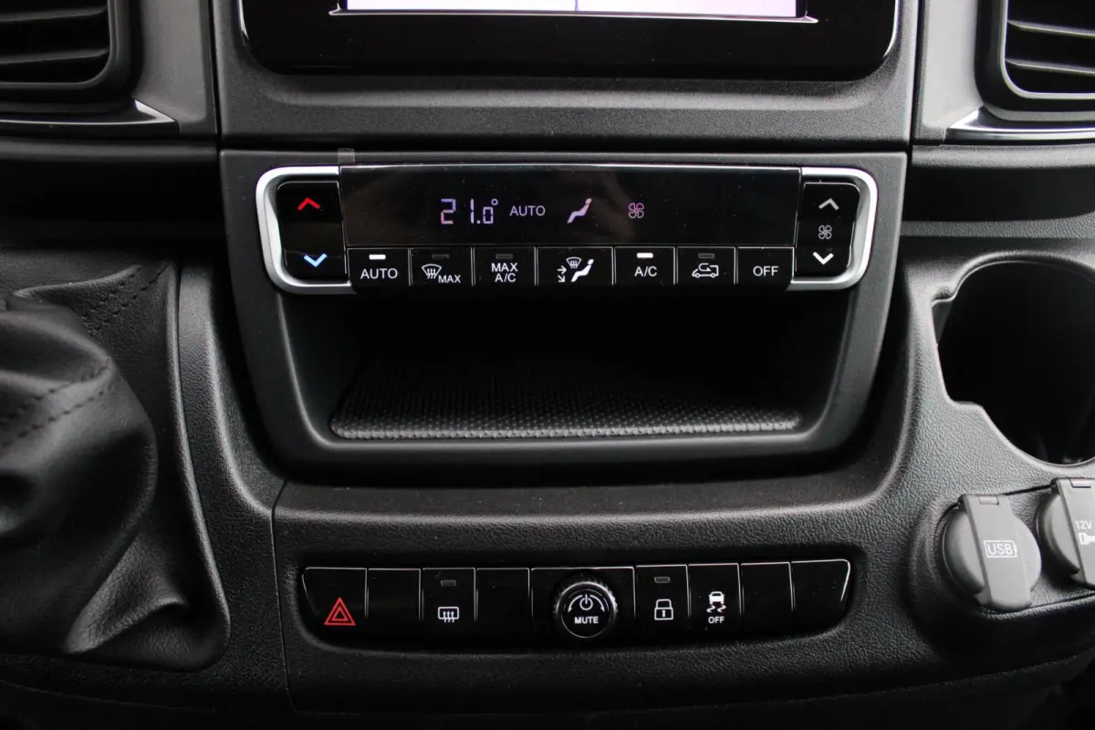 33 2.2 MultiJet 140PK L3H2 | NIEUWE BUS! BPM VRIJ! | ACHTERUITRIJ CAMERA | APPLE CARPLAY/ANDROID AUTO | 3-ZITS | CRUISE CONTROL | CLIMATE CONTROL | DAB+ RADIO | DIGITALE COCKPIT |