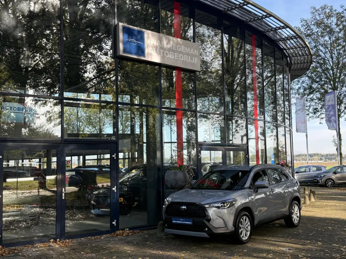 Hybrid 140 Business | Navigatie | Apple Carplay | Cruise Control | Parkeersensoren + Camera | Licht metalen velgen