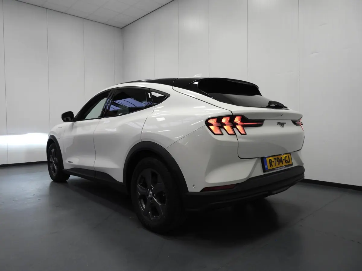 RWD 75 kWh LEER/NAVI/360CAM/LED/B&O/18"LMV!