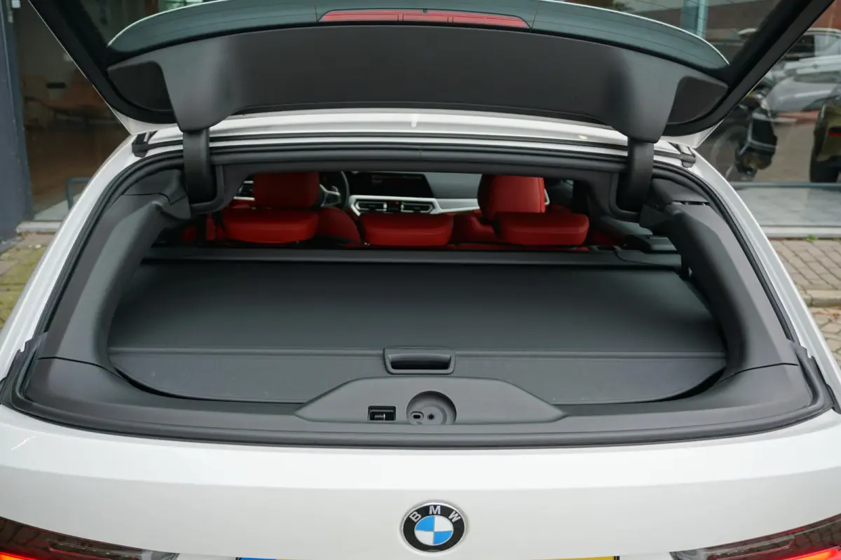330i High Executive Edition M + INDIVIDUAL LEDER / MINERALWEISS METALLIC / M-PERFORMANCE