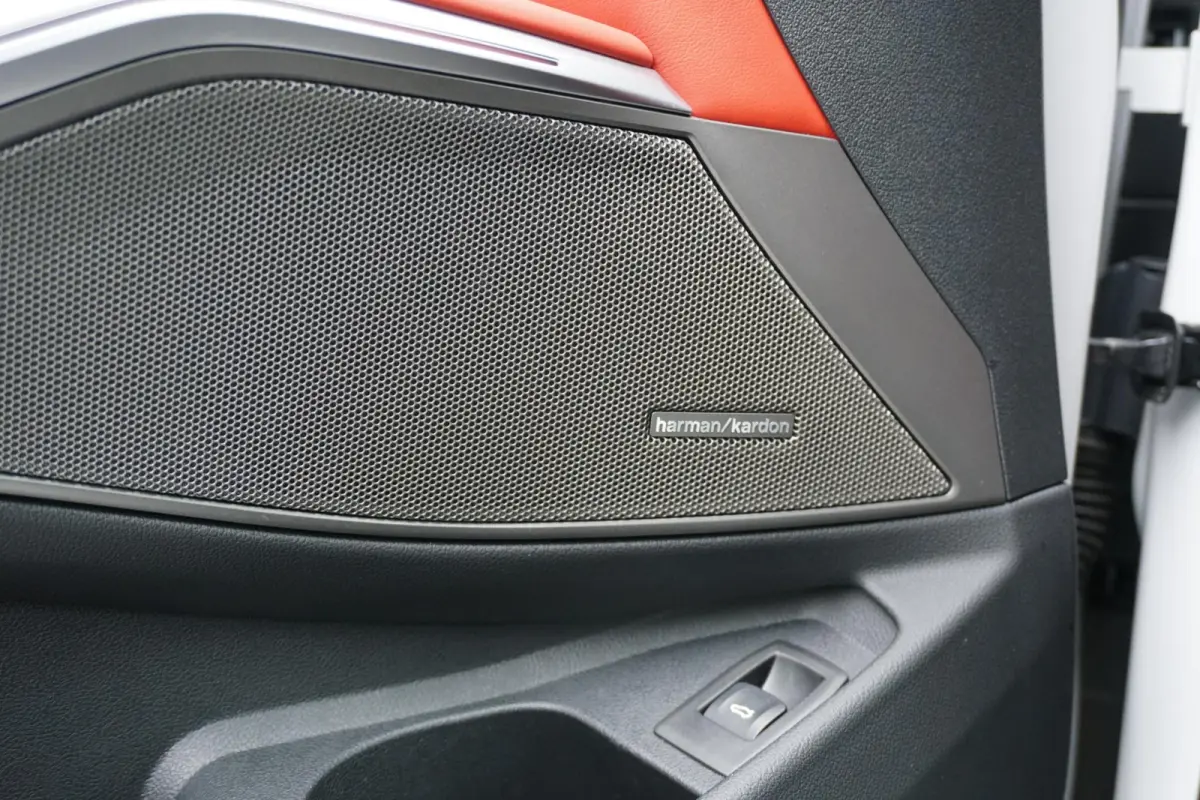 330i High Executive Edition M + INDIVIDUAL LEDER / MINERALWEISS METALLIC / M-PERFORMANCE