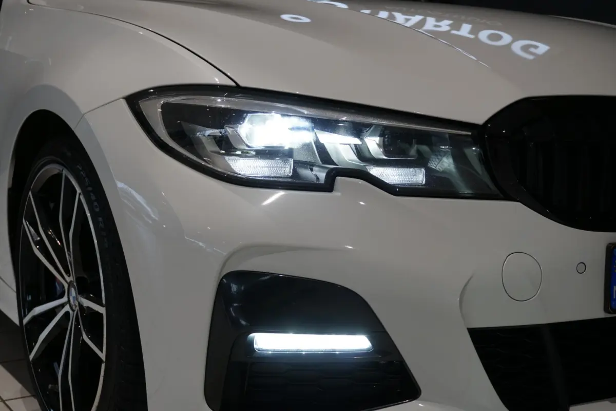 330i High Executive Edition M + INDIVIDUAL LEDER / MINERALWEISS METALLIC / M-PERFORMANCE
