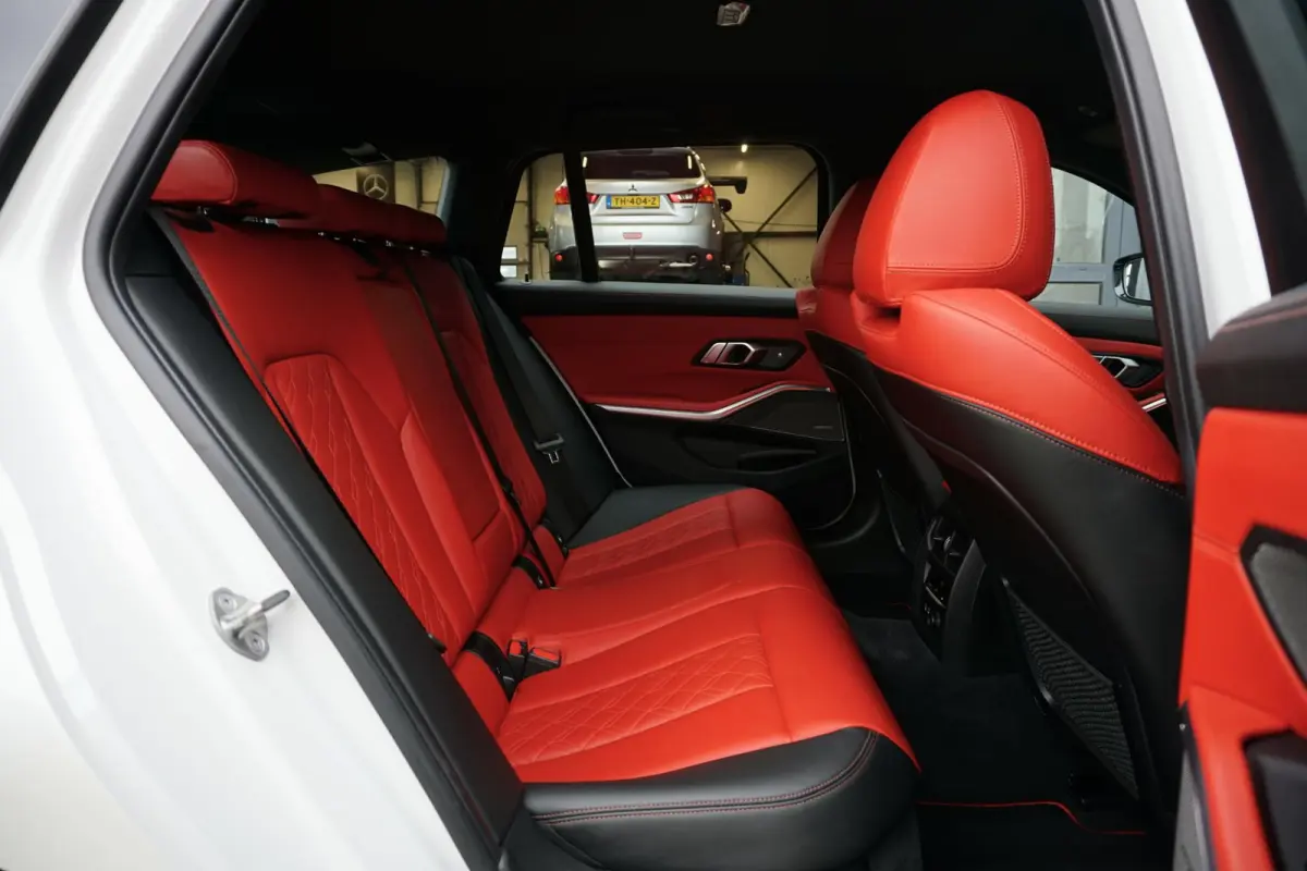 330i High Executive Edition M + INDIVIDUAL LEDER / MINERALWEISS METALLIC / M-PERFORMANCE