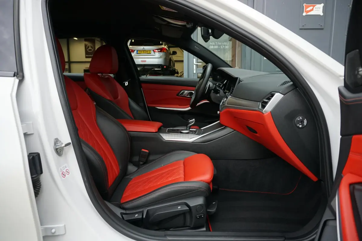 330i High Executive Edition M + INDIVIDUAL LEDER / MINERALWEISS METALLIC / M-PERFORMANCE
