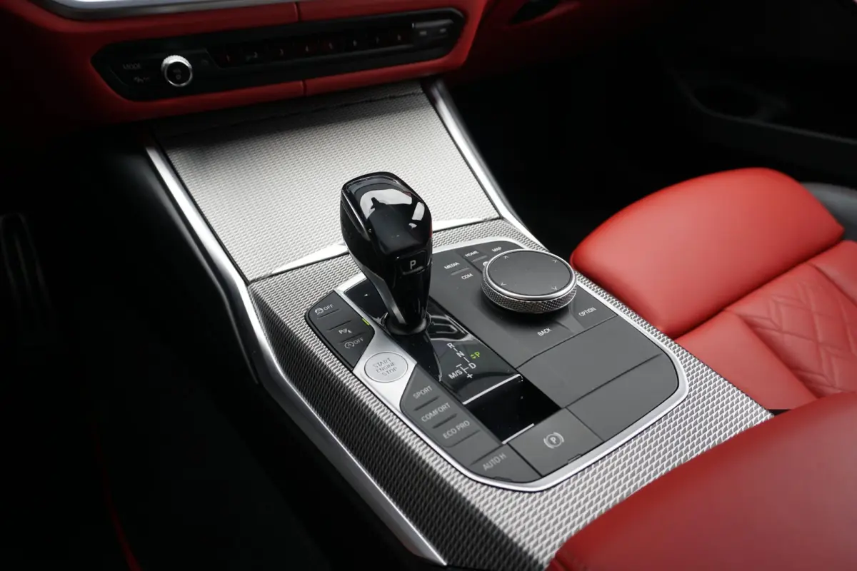 330i High Executive Edition M + INDIVIDUAL LEDER / MINERALWEISS METALLIC / M-PERFORMANCE