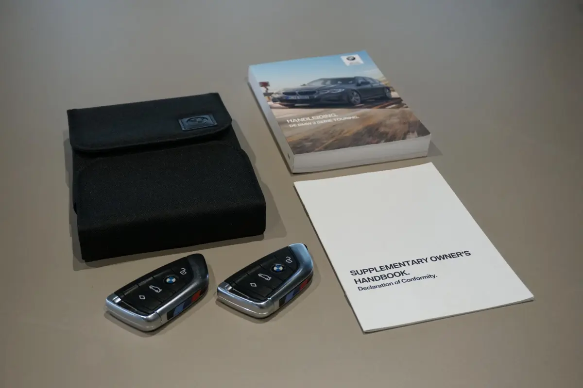 330i High Executive Edition M + INDIVIDUAL LEDER / MINERALWEISS METALLIC / M-PERFORMANCE