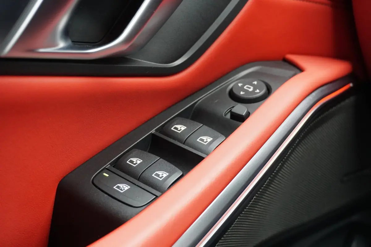 330i High Executive Edition M + INDIVIDUAL LEDER / MINERALWEISS METALLIC / M-PERFORMANCE