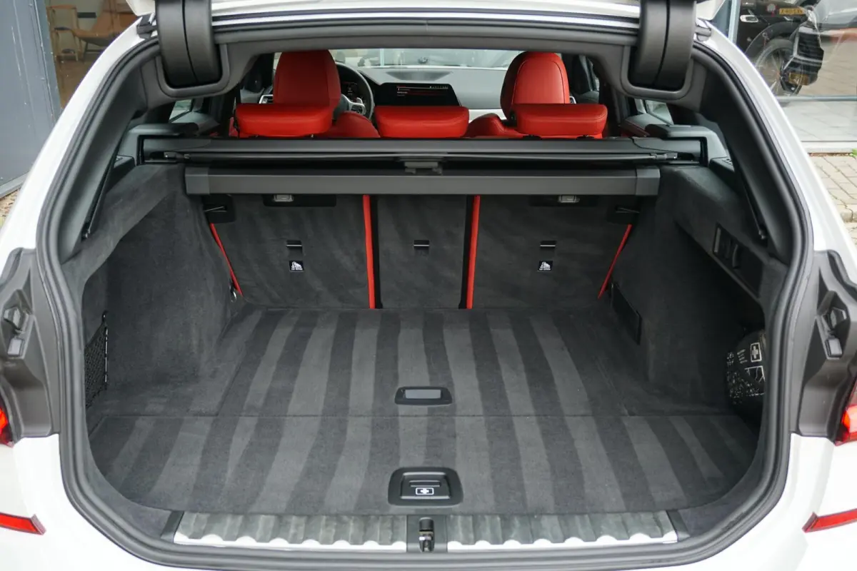 330i High Executive Edition M + INDIVIDUAL LEDER / MINERALWEISS METALLIC / M-PERFORMANCE