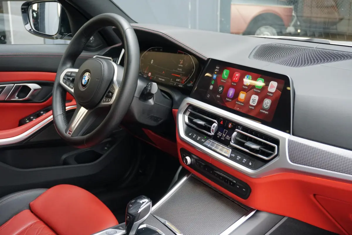 330i High Executive Edition M + INDIVIDUAL LEDER / MINERALWEISS METALLIC / M-PERFORMANCE