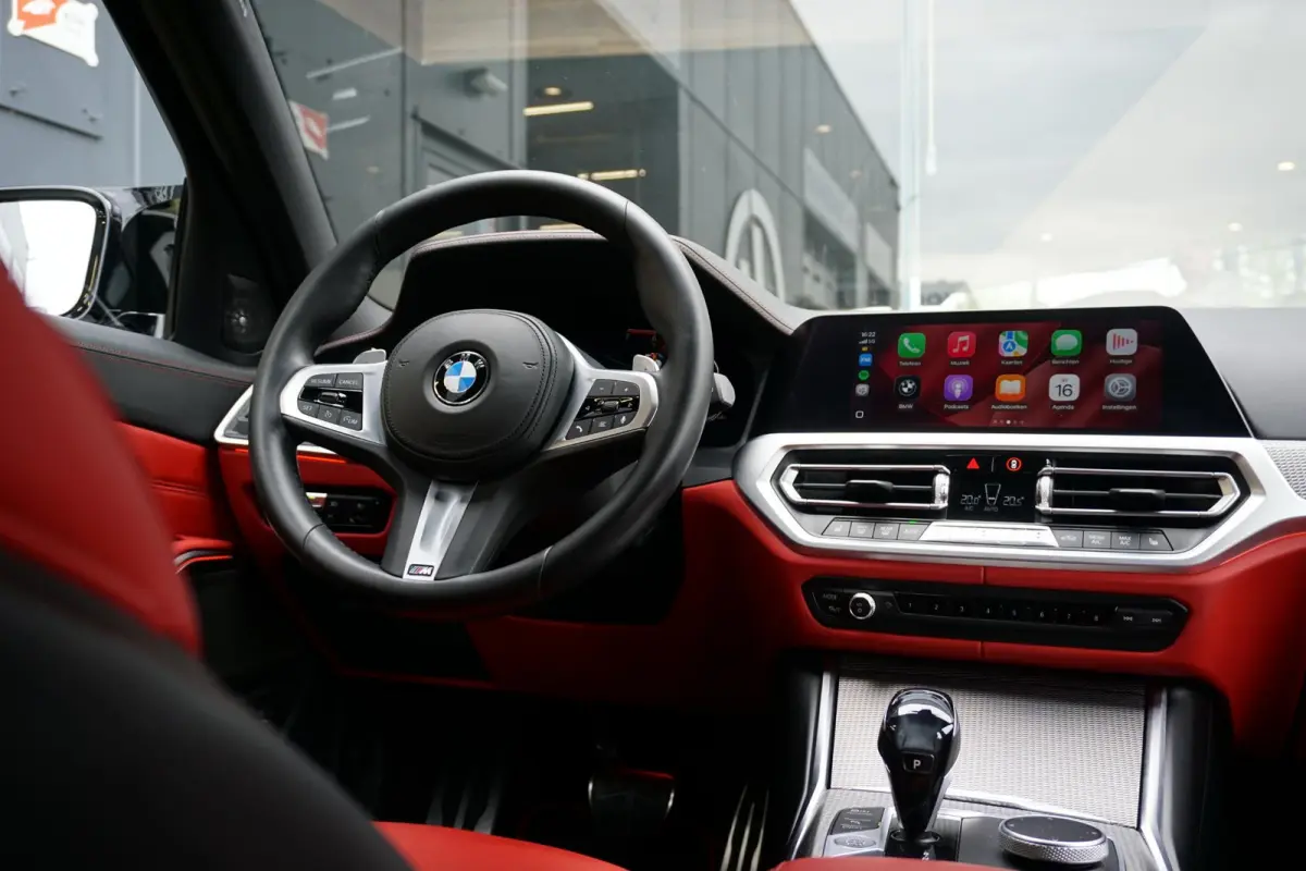 330i High Executive Edition M + INDIVIDUAL LEDER / MINERALWEISS METALLIC / M-PERFORMANCE