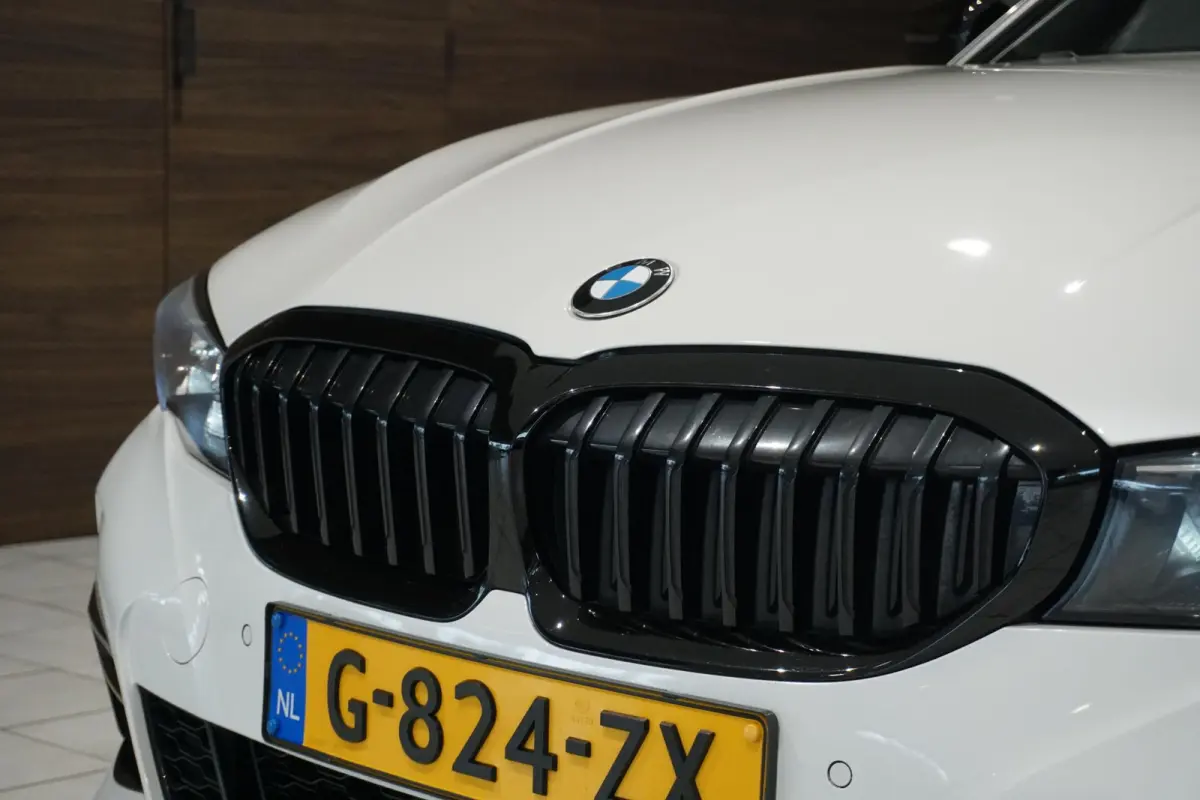 330i High Executive Edition M + INDIVIDUAL LEDER / MINERALWEISS METALLIC / M-PERFORMANCE
