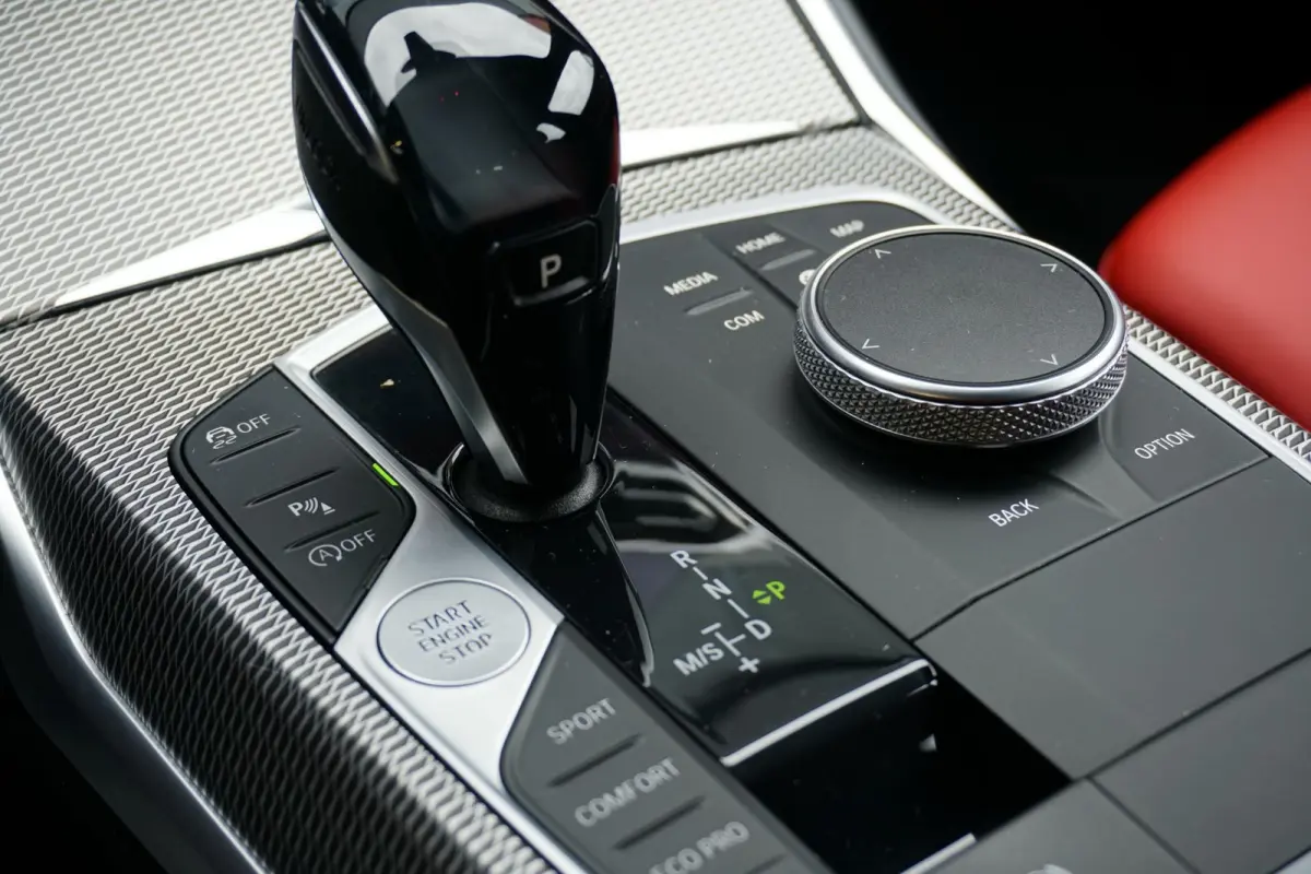 330i High Executive Edition M + INDIVIDUAL LEDER / MINERALWEISS METALLIC / M-PERFORMANCE