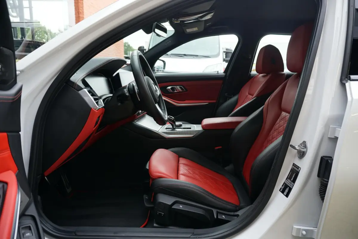 330i High Executive Edition M + INDIVIDUAL LEDER / MINERALWEISS METALLIC / M-PERFORMANCE