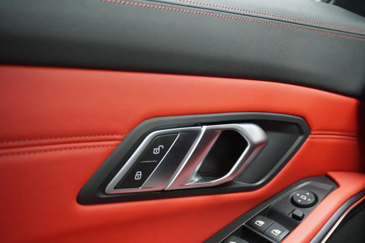 330i High Executive Edition M + INDIVIDUAL LEDER / MINERALWEISS METALLIC / M-PERFORMANCE