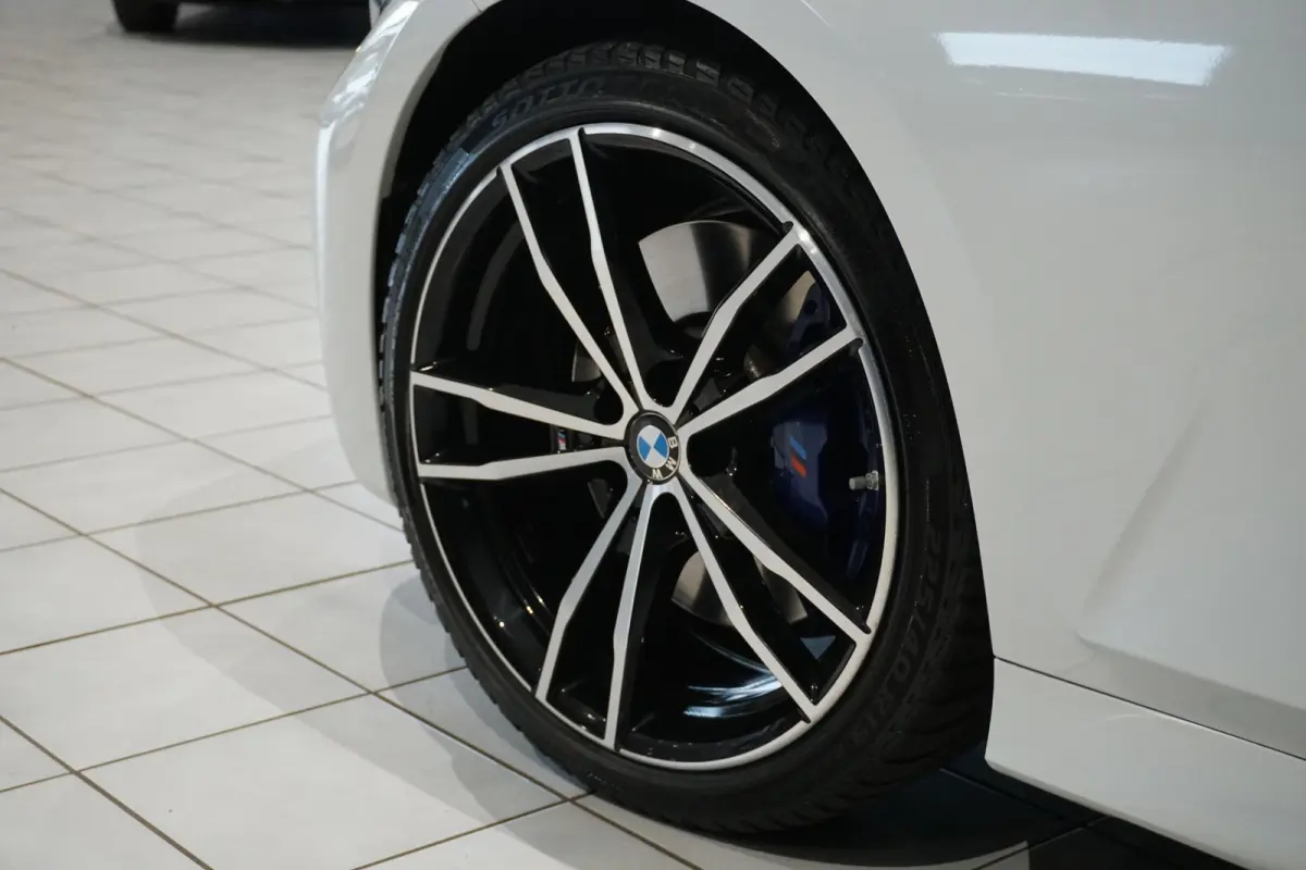 330i High Executive Edition M + INDIVIDUAL LEDER / MINERALWEISS METALLIC / M-PERFORMANCE