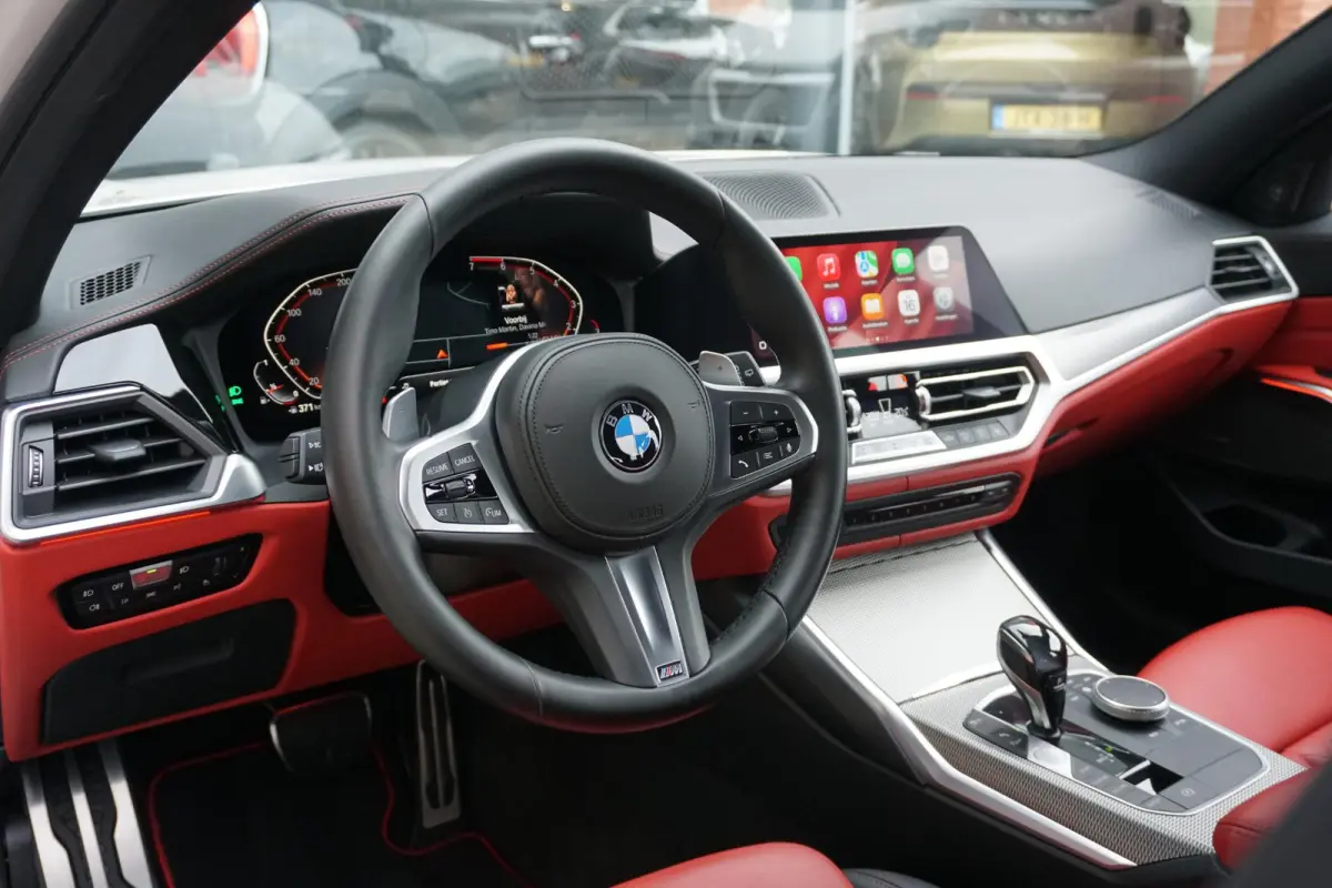330i High Executive Edition M + INDIVIDUAL LEDER / MINERALWEISS METALLIC / M-PERFORMANCE