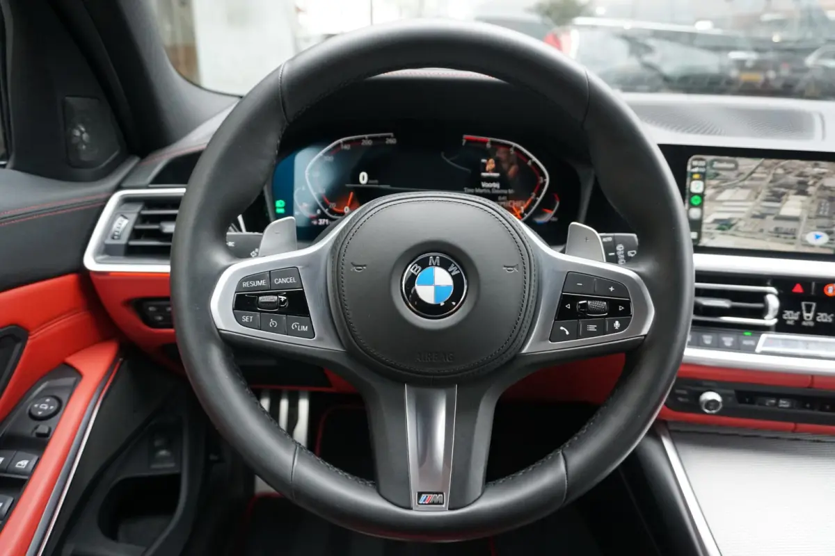 330i High Executive Edition M + INDIVIDUAL LEDER / MINERALWEISS METALLIC / M-PERFORMANCE