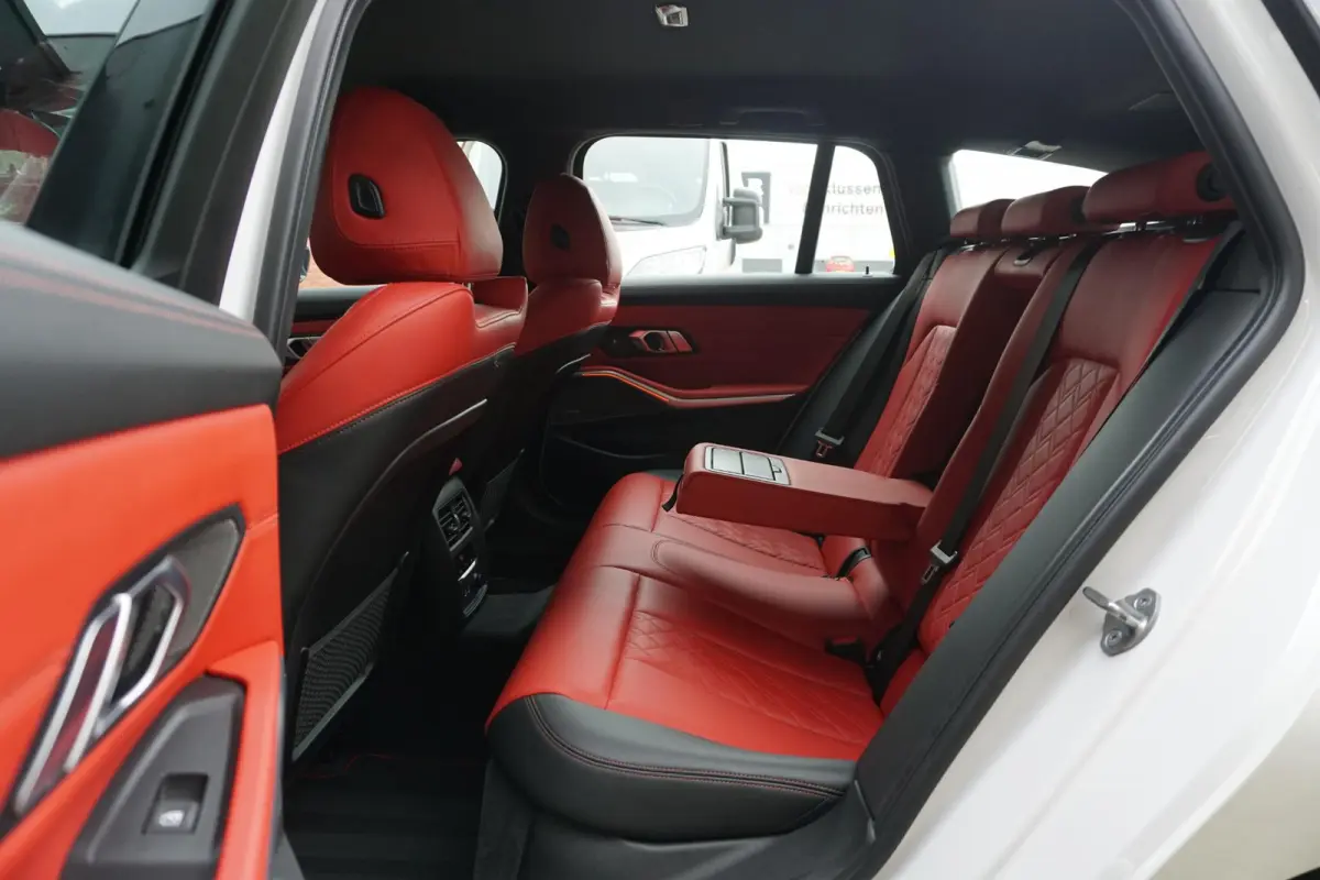 330i High Executive Edition M + INDIVIDUAL LEDER / MINERALWEISS METALLIC / M-PERFORMANCE