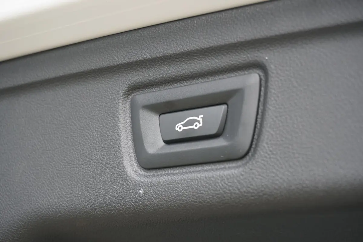 330i High Executive Edition M + INDIVIDUAL LEDER / MINERALWEISS METALLIC / M-PERFORMANCE