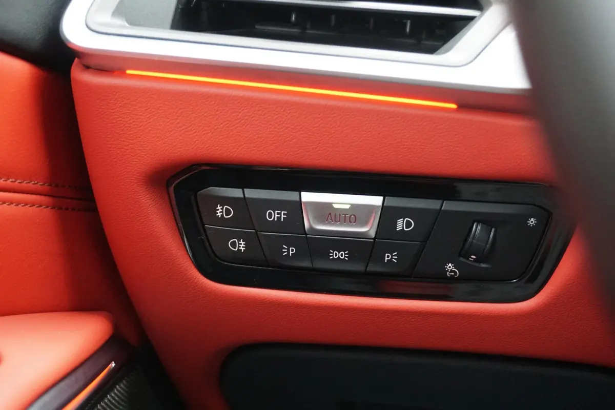 330i High Executive Edition M + INDIVIDUAL LEDER / MINERALWEISS METALLIC / M-PERFORMANCE