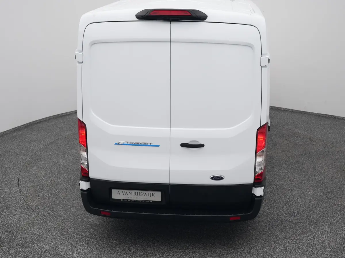 350 L3H2 Trend 68 kWh | STOELVERWARMING