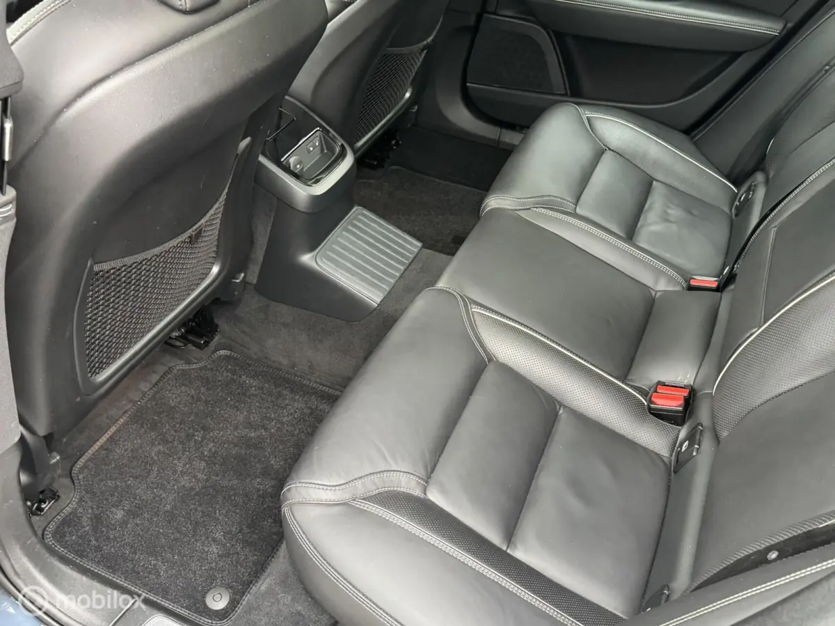 2.0 T6 Plug-in hybrid AWD Plus Dark