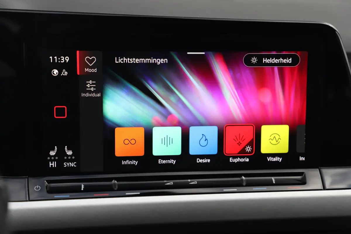 1.0 TSI Life Business 17 inch LMV ErgoComfort Stoelen Navigatie Achteruitrijcamera Carplay Android Sfeerverlichting Adaptive Cruise Clima