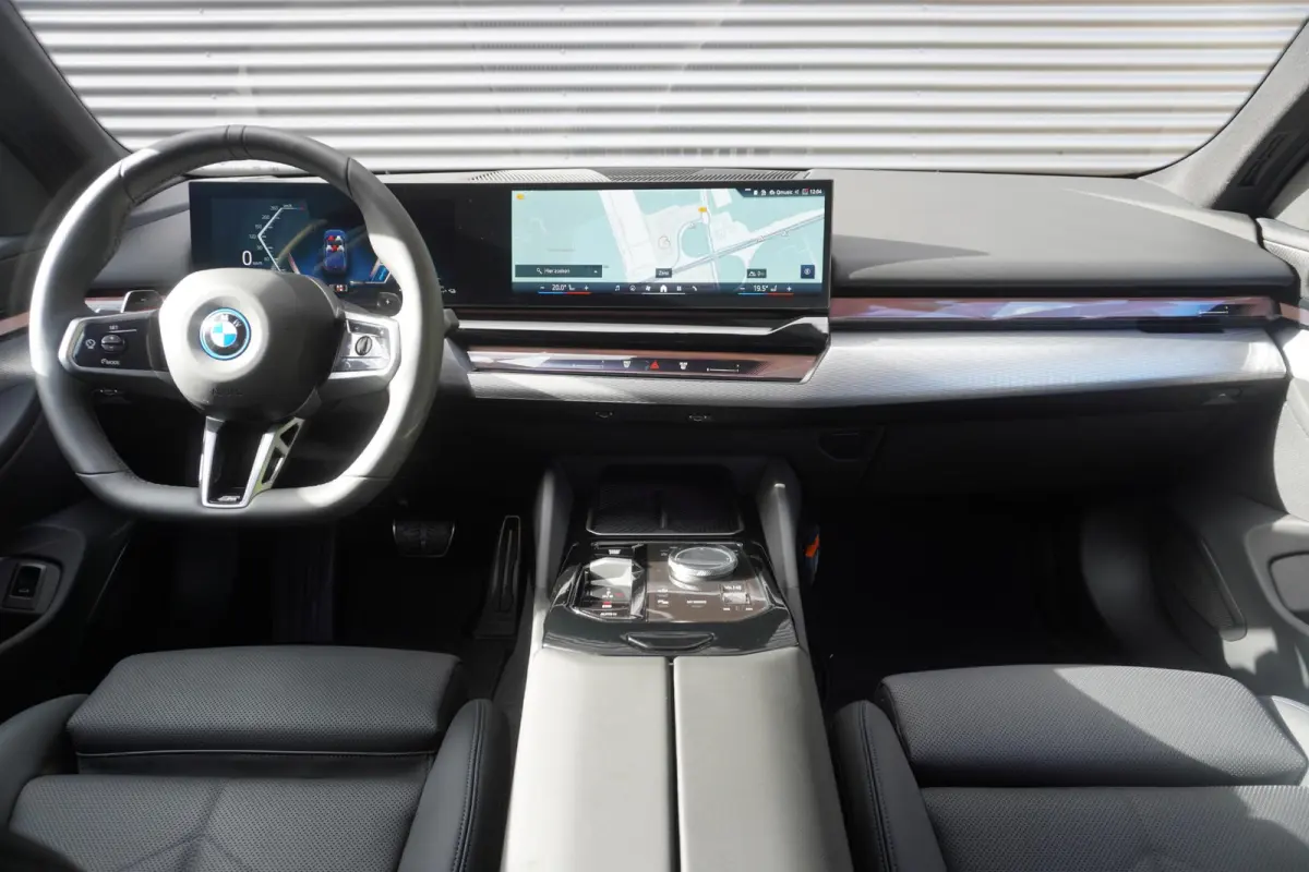 530e | SoH 100% | M Sportpakket Pro | Comfort Pack | Trekhaak met elektrisch wegklapbare kogel | Stoelventilatie voor beide voorstoelen | Harman Kardon HiFi Sound system | Driving Assistant 