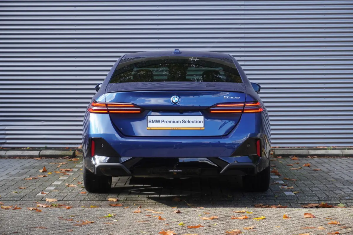 530e | SoH 100% | M Sportpakket Pro | Comfort Pack | Trekhaak met elektrisch wegklapbare kogel | Stoelventilatie voor beide voorstoelen | Harman Kardon HiFi Sound system | Driving Assistant 