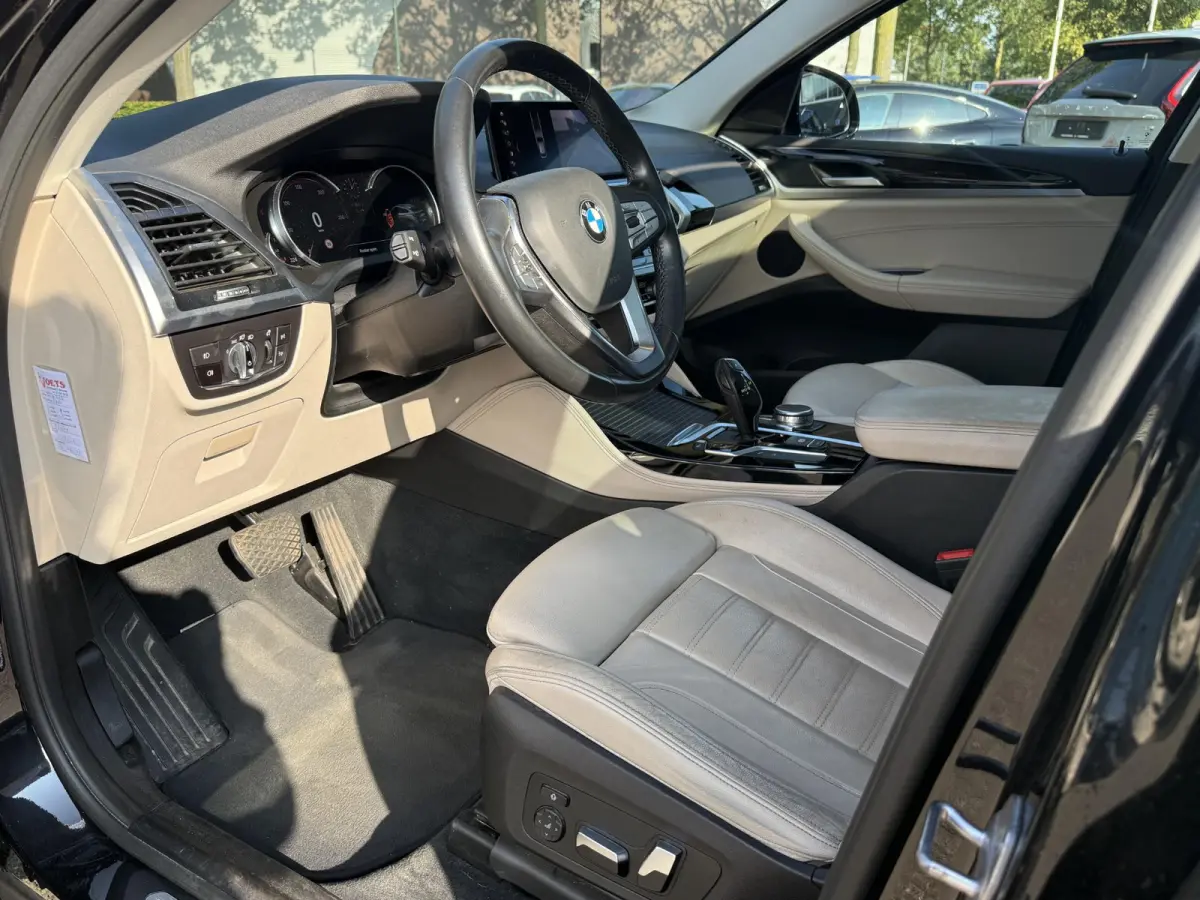 xDrive20i High Executive | MEMORY | ELEK. STOELEN | ELEK. ACHTERKLEP | TREKHAAK | ACHTERUITRIJCAMERA | PANORAMADAK |
