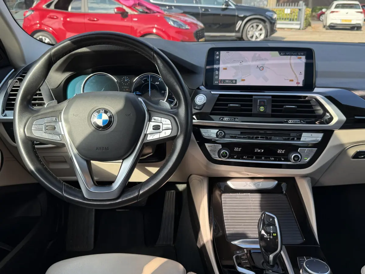 xDrive20i High Executive | MEMORY | ELEK. STOELEN | ELEK. ACHTERKLEP | TREKHAAK | ACHTERUITRIJCAMERA | PANORAMADAK |